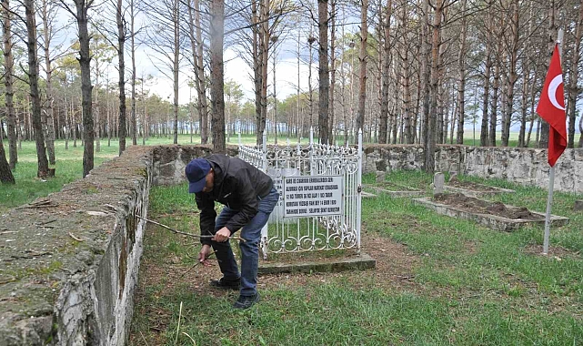 Önce bayrak dikildi, ardında da mezarın bulunduğu bölge temizlendi