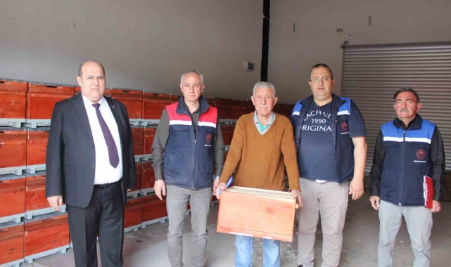Osmaneli&#039;nde arıcılara yüzde 50 hibe destekli 134 arı kovanı dağıtıldı