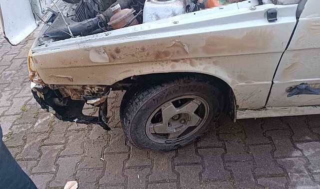 Otomobil alev alev yanarak küle döndü