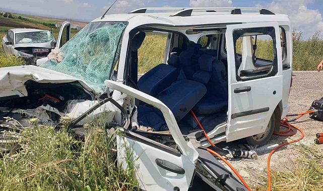 Otomobil ile hafif ticari araç çarpıştı