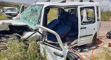 Otomobil ile hafif ticari araç çarpıştı