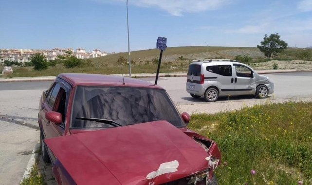 Otomobil ile hafif ticari araç çarpıştı: 3 yaralı