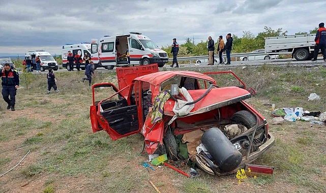 Otomobil ile kamyonet çarpışması sonucu 1 kişi öldü 5 kişi yaralandı