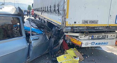 Otomobil tırın altında kaldı: 1 ölü