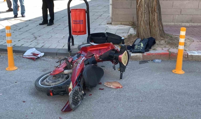 Otomobile çarpan bisikletteki 2 kişinin yola savrulması kamerada