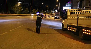 Otomobile çarpan motosiklette bulunan iki genç hayatını kaybetti: Araçtaki yolcu kaza anını şans eseri kayda aldı