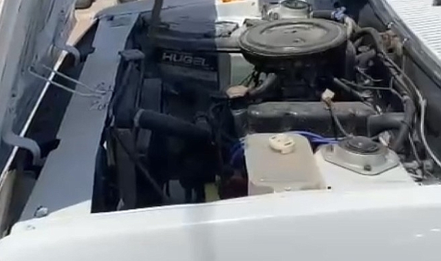 Otomobilin motor kısmından engerek yılanı çıktı