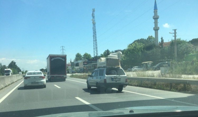 Otomobilin tavanında koltuk taşıdılar