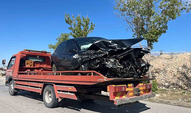 Otoyolda otomobil bariyerlere çarptığı kazada 5 kişi yaralandı