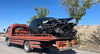 Otoyolda otomobil bariyerlere çarptığı kazada 5 kişi yaralandı