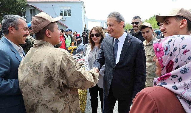Özel ihtiyaçlı gençler, asker olmanın gururunu yaşadı