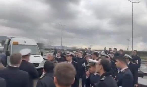 Özel servis kiralayan öğrencilerin, yolunu keserek darp etti