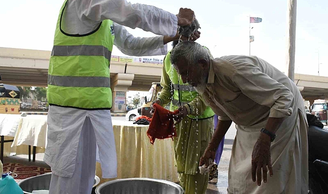 Pakistan'da aşırı sıcaklarda termometreler 50 dereceyi gösterdi