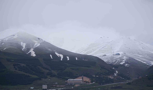 Palandökenin yüksek kesimleri  beyaza büründü