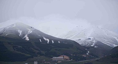 Palandökenin yüksek kesimleri  beyaza büründü