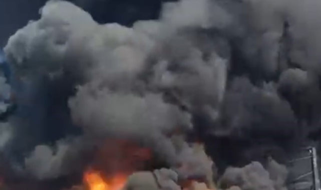 Park halindeki otobüs alev alev yandı