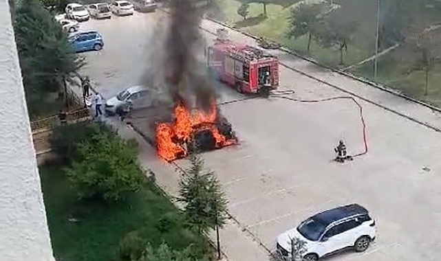 Park halindeki otomobil alev topuna döndü