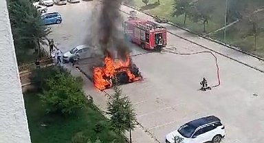 Park halindeki otomobil alev topuna döndü