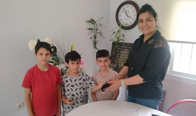 Parkta cüzdan bulan çocukları muhtar ve cüzdan sahibi ödüllendirdi