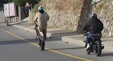 Plakasız motosikletle, akan trafikte, akrobasi hareketler yaptı