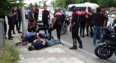 Polisin 'dur' ihtarına uymayan sürücü, kovalamaca sırasında kaza yaptı