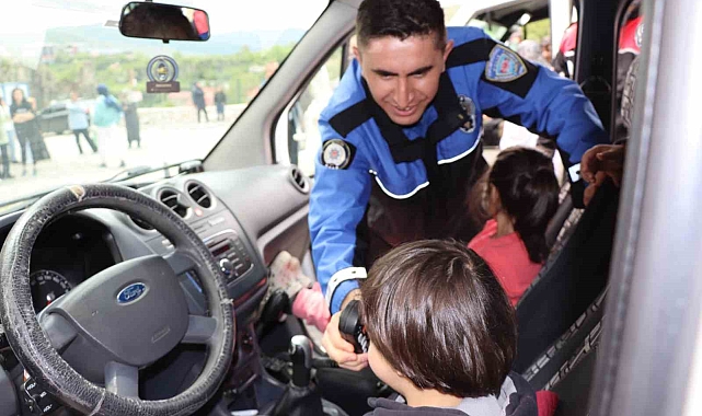 Polislerden özel öğrencilere ziyaret