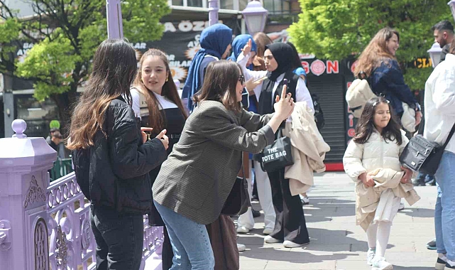 Porsuk Çayı&#039;ndaki köprüde fotoğraf çekenler yoğunluk oluşturdu