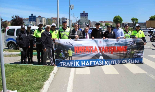 Protokolden sürücülere broşür: &quot;Hayatla Yarışılmaz&quot;