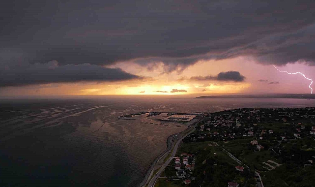 Raf bulutu, gün batımı ve yıldırım aynı karede  görüntülendi