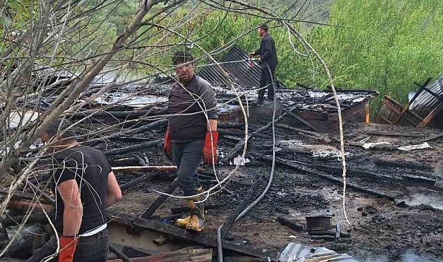 Refahiye ilçesine bağlı Derebaşı köyünde bir ev ve odunluk yandı