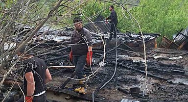 Refahiye ilçesine bağlı Derebaşı köyünde bir ev ve odunluk yandı