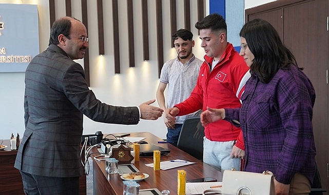 Rektör Çakmak, öğrencilerle bir araya geldi