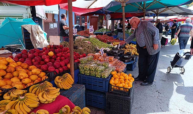 Rengârenk  yaz meyveleri, tezgahları süsledi