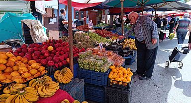 Rengârenk  yaz meyveleri, tezgahları süsledi