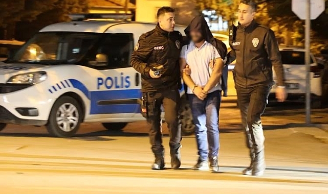 Ruhsatsız tabancayla yakalanan adam, gülümseyerek polis aracına gitti