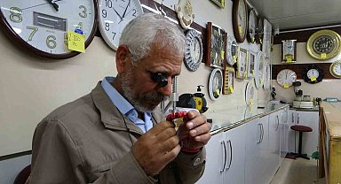 Saat ustası, 45 yıldır zamana ayar veriyor