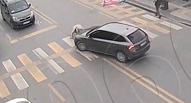 Sağ tarafını kontrol eden küçük bir kız çocuğuna otomobil çarptı