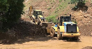 Sağanak yağışın ardından oluşan heyelan nedeniyle kapanan yollar açıldı