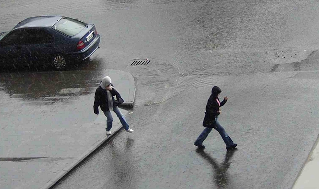 Sağanak yağmur hayatı felç etti