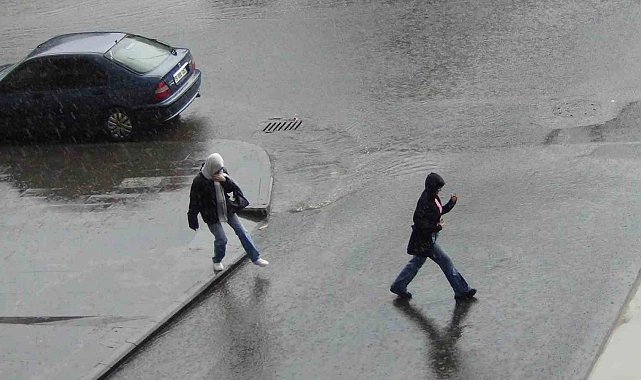 Sağanak yağmur hayatı felç etti