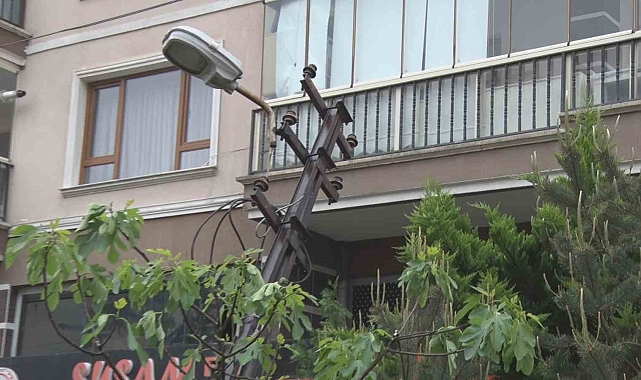 sağanak yağmur sonrası çöken yolda elektrik direği ve telefon panosu devrildi