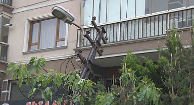 sağanak yağmur sonrası çöken yolda elektrik direği ve telefon panosu devrildi