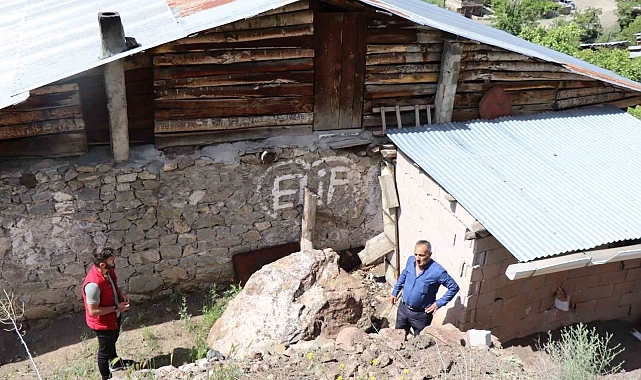 Sağanak yağmur sonrası dağdan kopan dev kaya parçaları, korkutuyor
