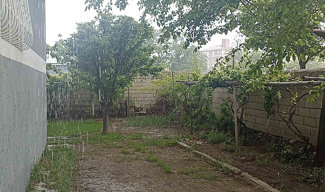 Sağanak yağmur sonrası, yollarda su birikintileri oluştu