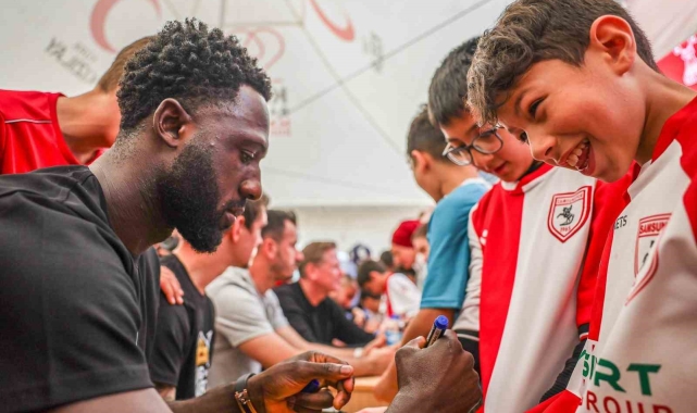 Samsunsporlu futbolcular minik öğrencilerle buluştu