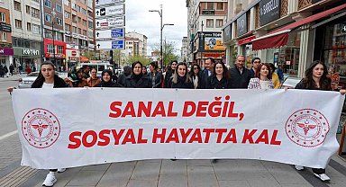 "Sanal değil sosyal hayatta kal" sloganıyla, Dijital bağımlılığa dikkat çektiler