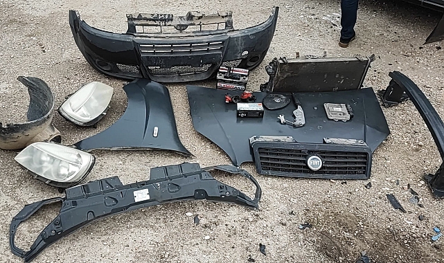 Sanayiye bırakılan aracın parçalarını çaldılar