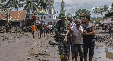 Sel'in vurduğu Endonezya'da bilanço ağırlaşıyor