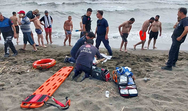 Serinlemek için denize giren 3 kişiden biri boğuldu