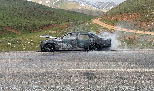 Seyir halindeyken alev alan otomobil kullanılamaz hale geldi